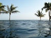 Der 45 Meter lange, aus schwarzem Naturstein gebaute Pool des Al Baleed Resorts führt (fast) ins Arabische Meer