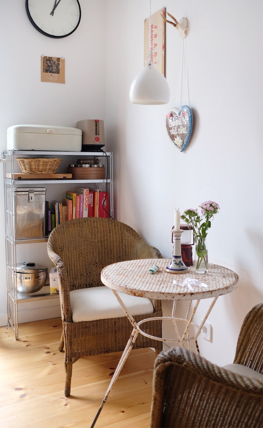 Altbauküche – Gemütliche Sitzecke statt Tisch mit Stühlen 