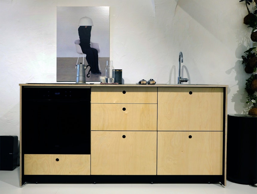 Simple Modulküche von Das ganze Leben – Küchenblock EVA, geöltes Birkensperrholz, Arbeitsplatte und Korpus mit Melaminharz beschichtet
