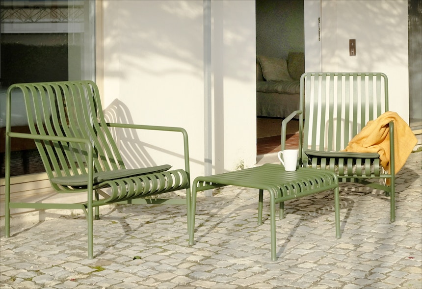 Jedes Apartment besitzt eine große Terrasse mit Outdoor-Möbeln von HAY, Palissade, Design Ronan & Erwan Bouroullec