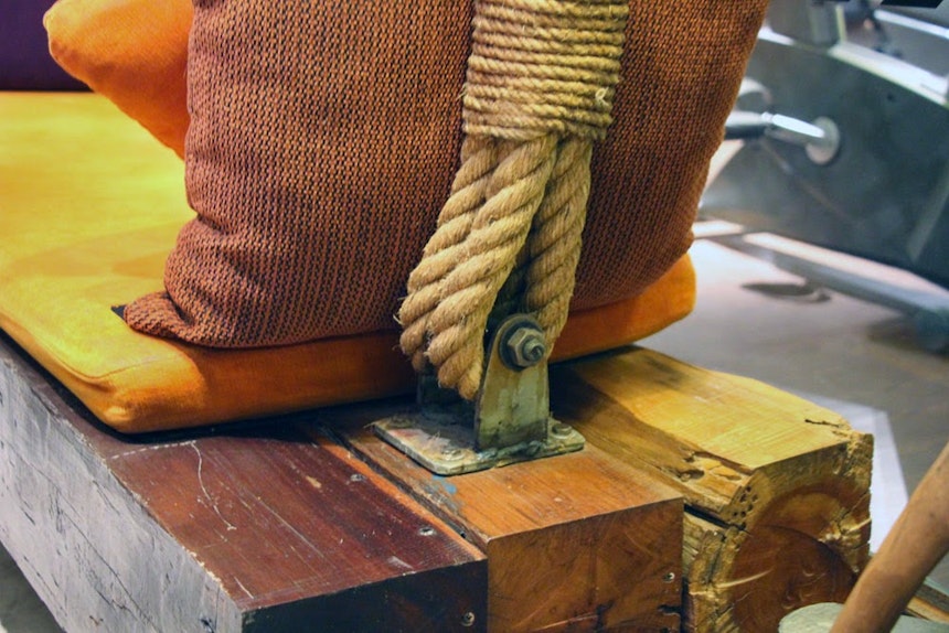 Schöne Idee: Rustikale Sitzbank am Seil aufgehängt...