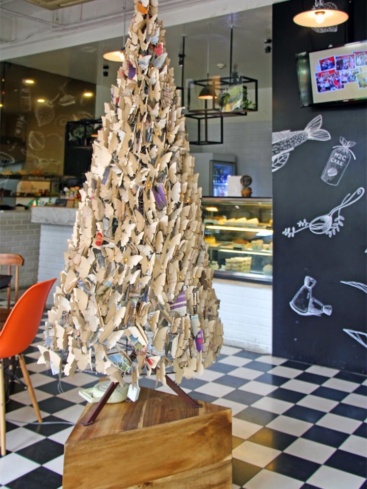Ein (Weihnachts?)Baum aus Papierschmetterlingen & Lichterkette