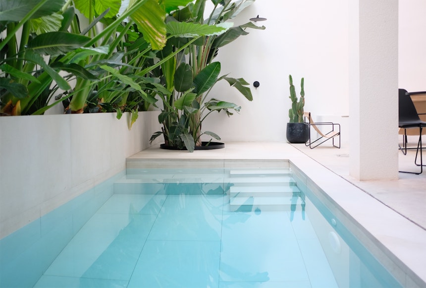 Erfrischung garantiert – Der Pool im Innenhof des YOURS Hotel ist klein aber fein