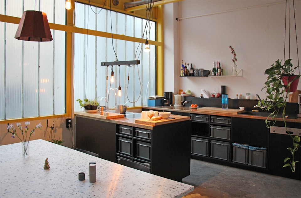 Die Showroom-Küche – Korpus aus lackiertem MDF, Schübe aus Kunststoff-Containern, Kupfer-Arbeitsplatten